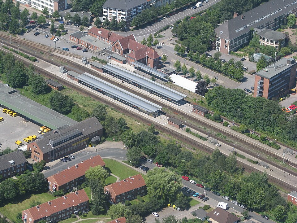 2008-07-26 Bahnhof Husum (Schrägluftbild) (IMG