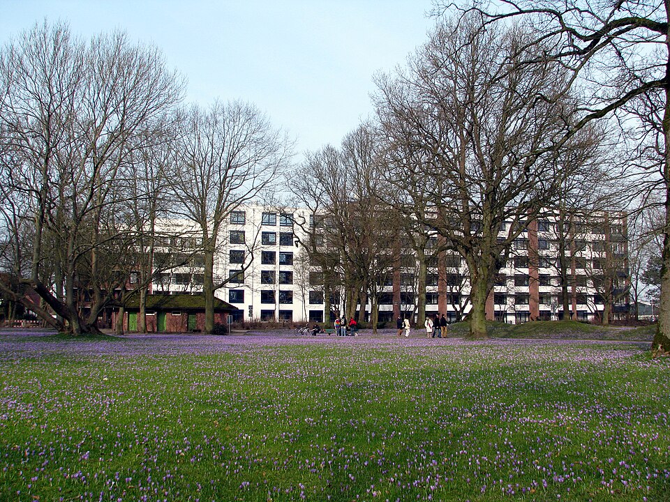 2012-03-17 Südflügel des Klinikums Husum zur Zeit der Krokusblüte im Schlosspark