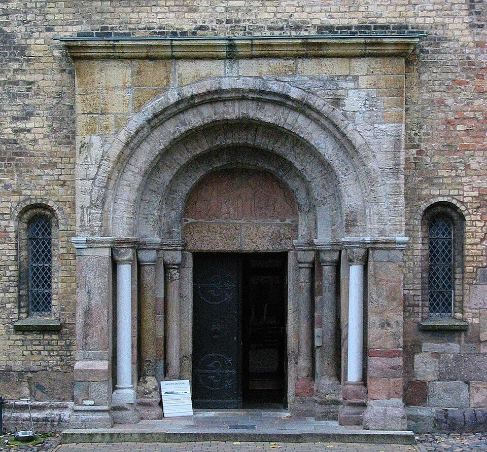 645px-Petri-portal-schleswig-cathedral