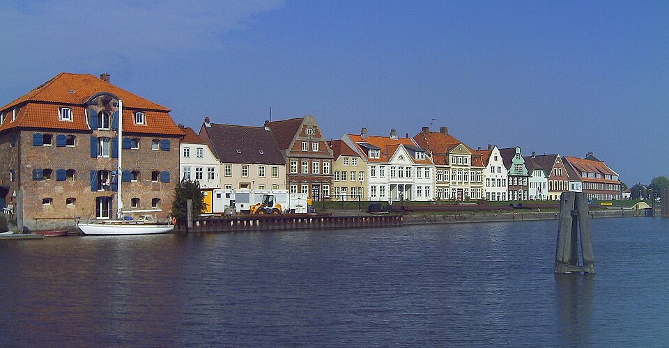 Glückstadt: Glueckstadt, Germany - Haeuserzeile am Binnenhafen