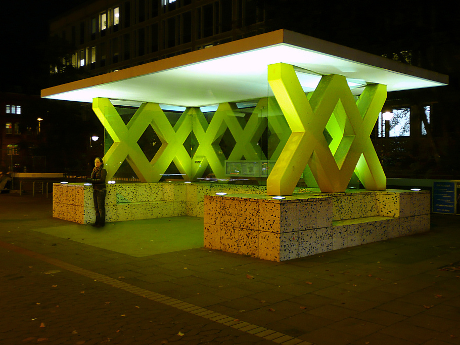 Hannover: Busstop Königsw Platz nachts