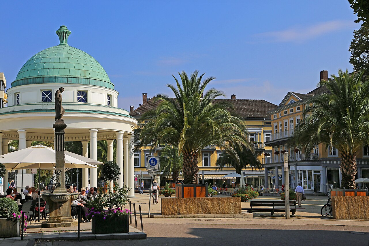 Bad Pyrmont: Fountain Square with Fountain House in Bad Pyrmont. The spa town (about 20,000 inhabitants) is located in the district of Hameln-Pyrmont in