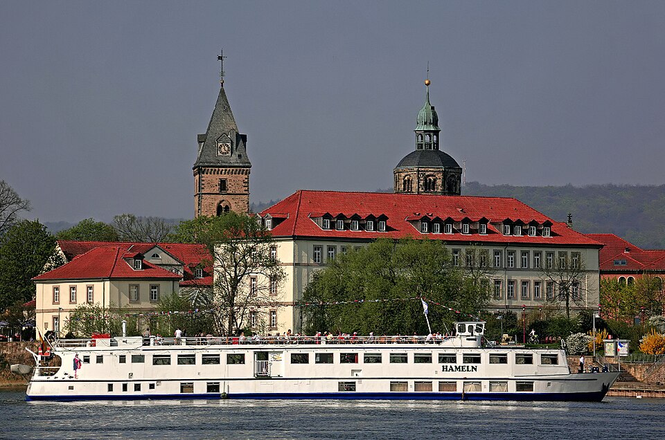 Hameln vor Anker