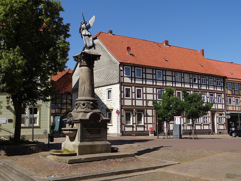 Bockenem: Denkmal und Fachwerkhaus am Buchholzmarkt