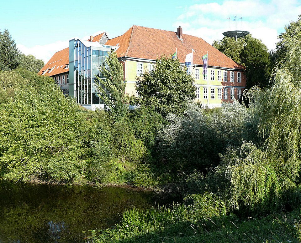 ElbSchloss Bleckede mit Wasser cropped