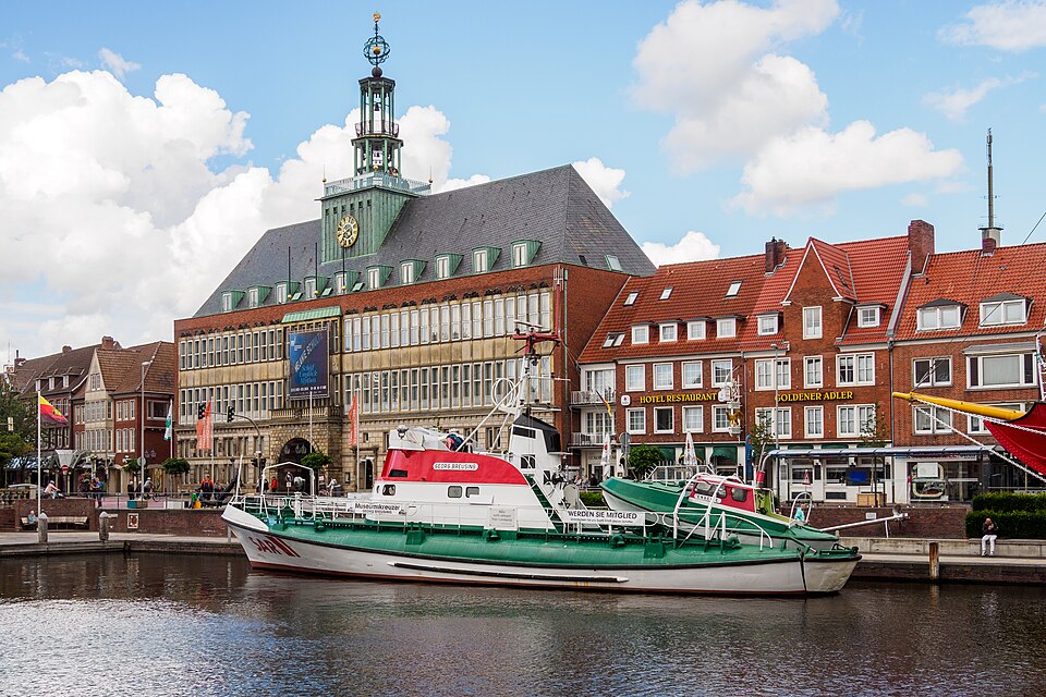 Ratsdelft, Rathaus und Museumskreuzer "Georg Breusing" (Emden,