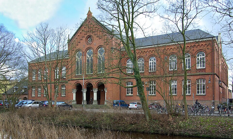 Altes Gymnasium Oldenburg - schräge Frontalansicht