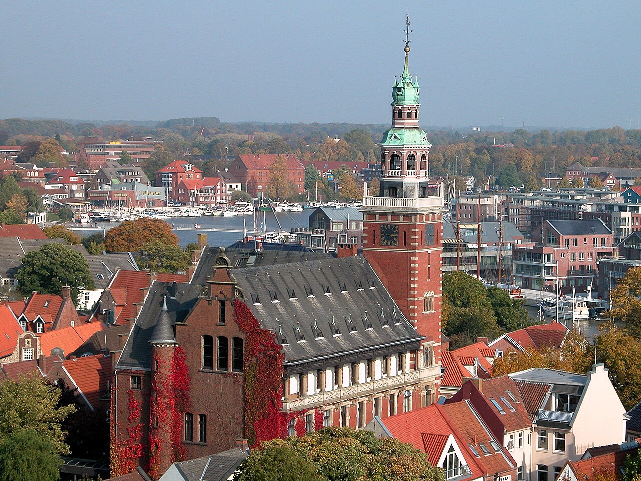 Leer: Leeraner Rathaus mit Hafen im Hintergrund.