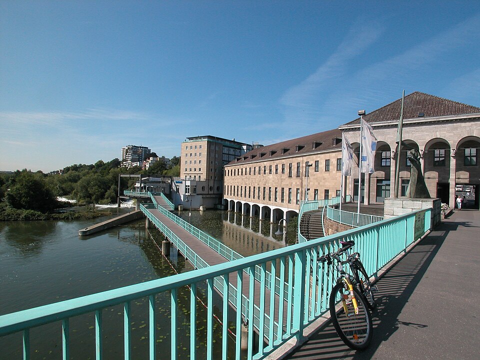 Mülheim an der Ruhr: Auf der Schlossbrücke, Blick auf RWW-Gebäude