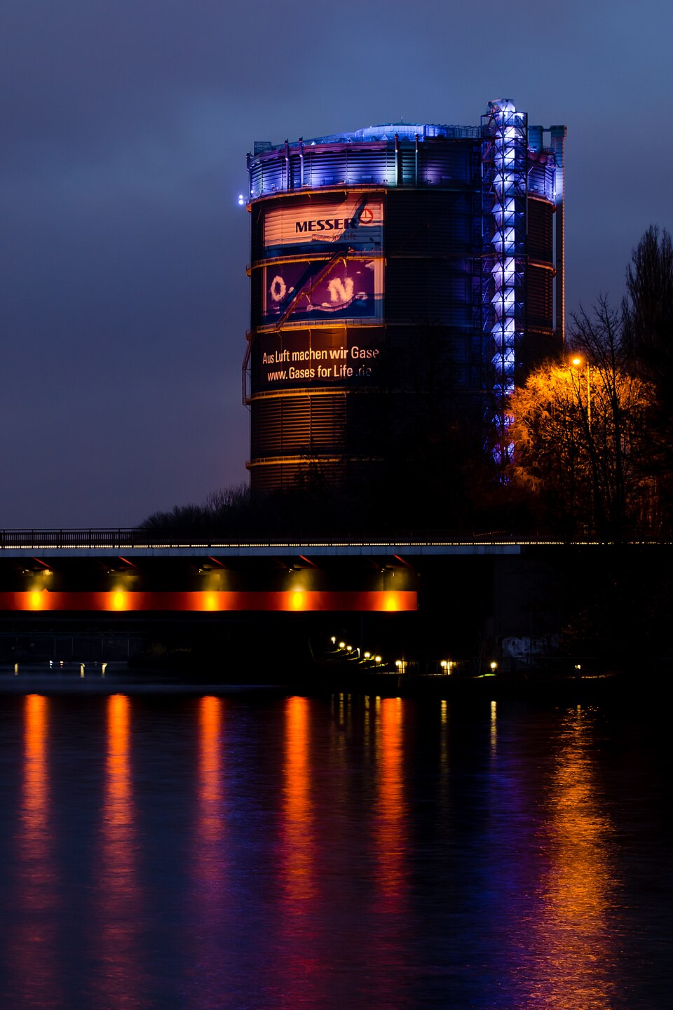 Oberhausen: Gasometer-Abends-Kanal-View
