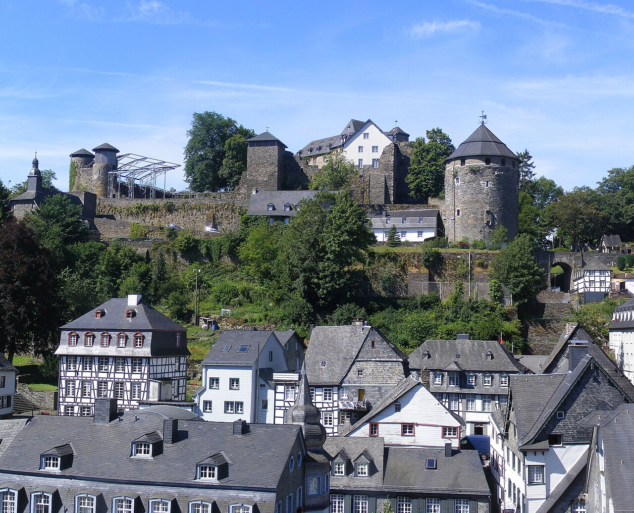 Monschau: Burg Monschau 2010 Zu erkennen sind die älteren Mauern, Jugendherberge und die Eisengestelle für die Monschau klassik