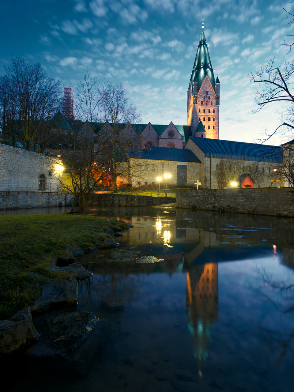 Paderborn: Pader-Quellgebiet, Pfalz und Dom zur Blauen Stunde