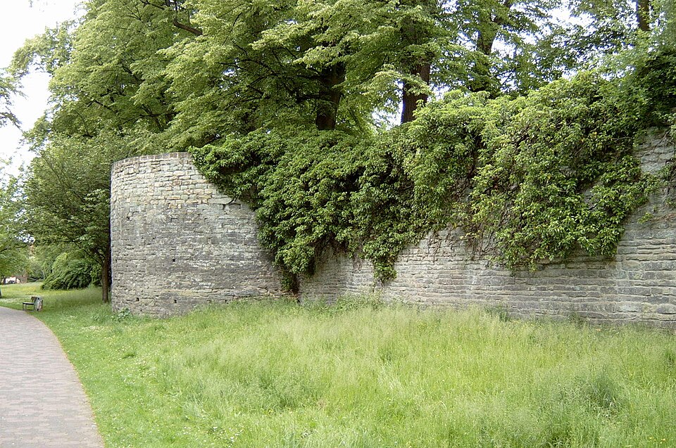 Soest Stadtrundweg durch die Gräfte unterhalb der Stadtmauer