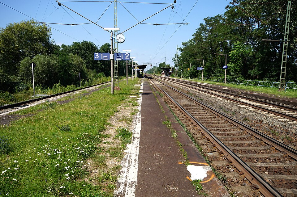 Darmstadt-Eberstadter Bahnhof- auf Bahnsteig zu Gleis 2- Richtung Frankfurt am Main 24.7.2012