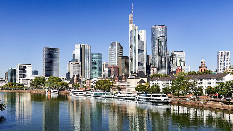 Frankfurt am Main, Skyline von der Alten Brücke