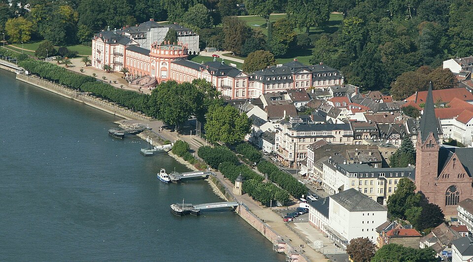 Wiesbaden Luftbild Rheinufer mit Schloss Biebrich - Foto Wolfgang Pehlemann Wiesbaden IMG