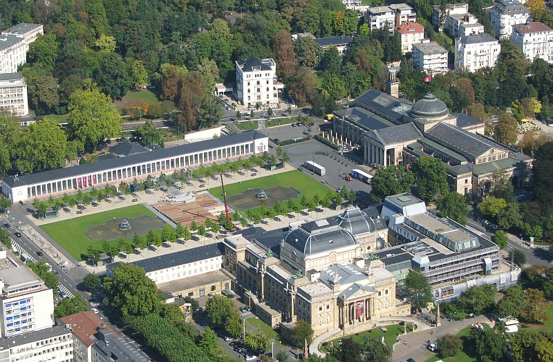 Wiesbaden Luftbild Kurhaus Spielbank links die Kolonnaden Bowling Green vorne Hessische Staatstheater Foto Wolfgang Pehlemann Wiesbaden IMG