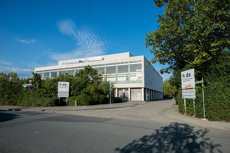 Einfahrt zum Campus Dieburg der h da