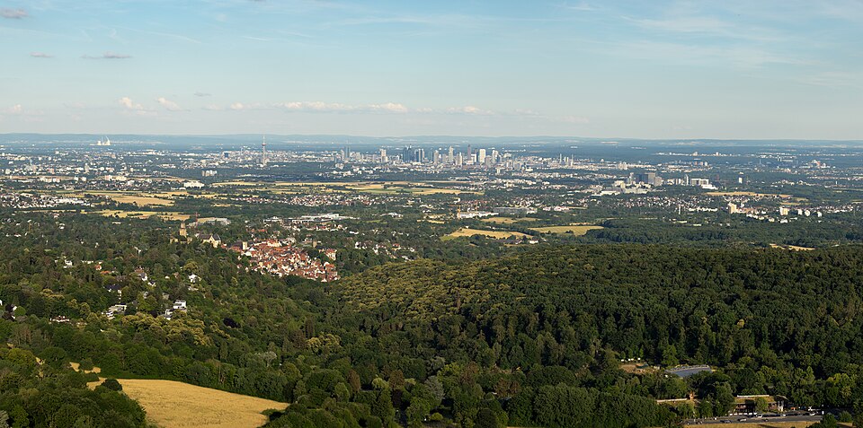 Kronberg im Taunus: Blick auf Frankfurt vom Dettweiler Tempel