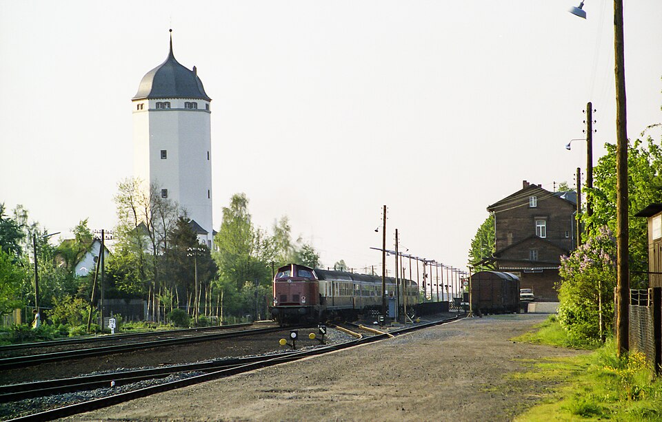 Bahnhof und Wasserturm Seligenstadt am 14.5.1980 mit Lok