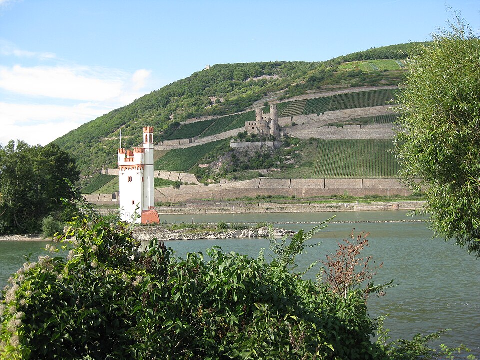 Rüdesheim am Rhein: Burgruine Ehrenfels und der Mäusturm im Rhein