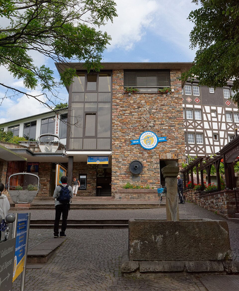 Rüdesheim am Rhein: Rüdesheim, Eingang Seilbahn zum Niederwalddenkmal KSG