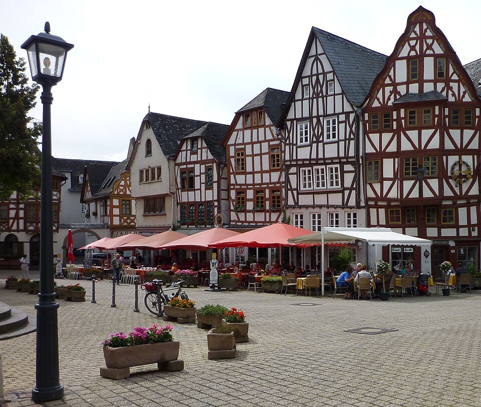 Limburg an der Lahn: Bischofsplatz 3-9 Limburg - Altstadt mit Straßencafes