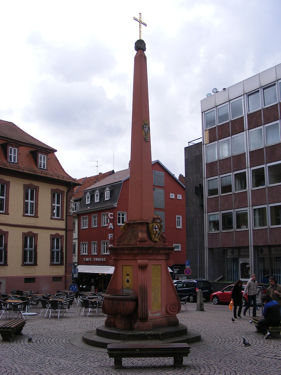 Fulda - Obelisk vor der Stadtpfarrkirche St. Blasius
