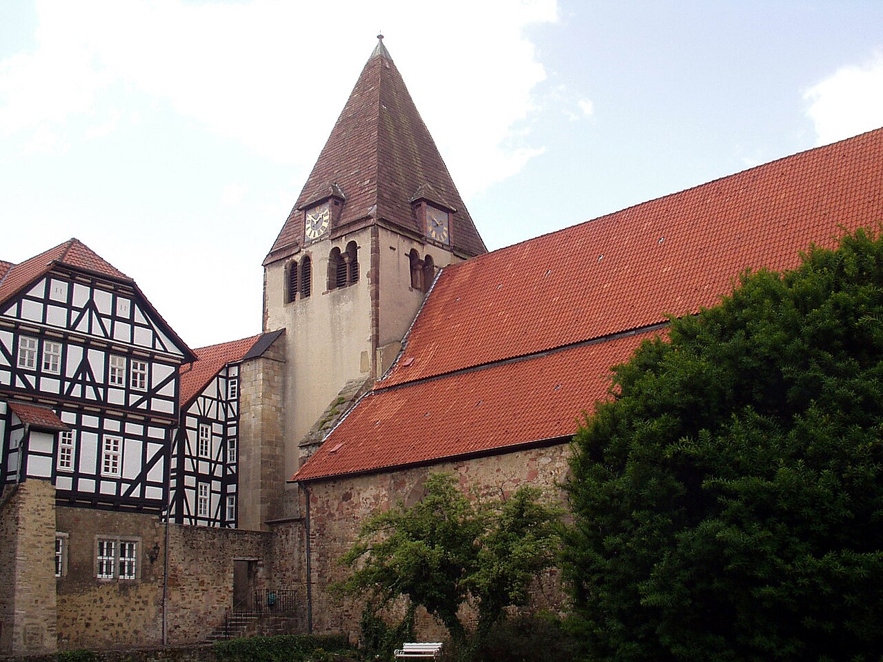 Kaufungen: Kaufungen , Stiftskirche, mit Nebengebäude