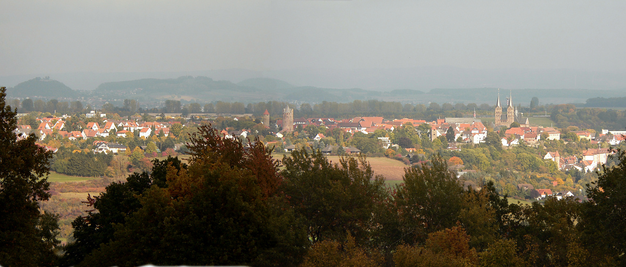 Fritzlar: Fritzlar vom Büraberg; rechts der Dom, in der Mitte der Graue Turm; im Hintergrund am linken Bildrand die Obernburg von Gudensberg