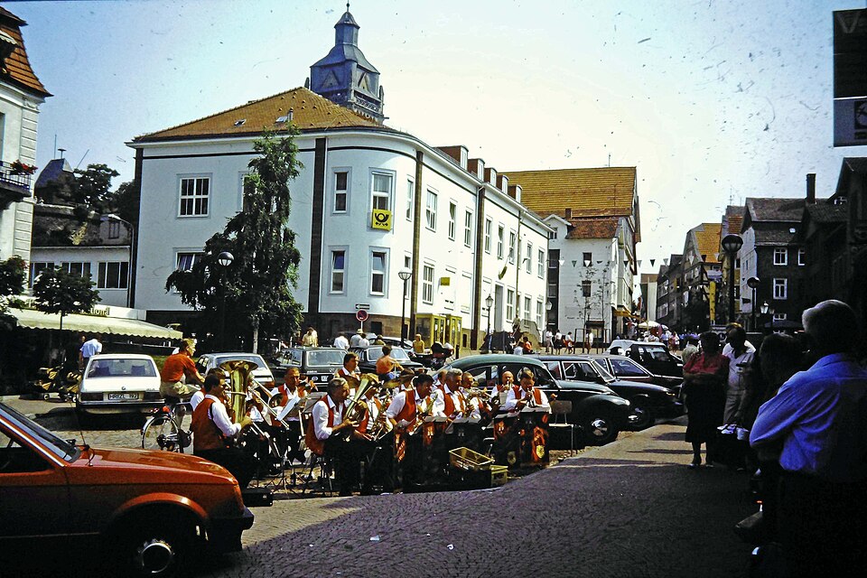 245 Bad Wildungen, KB - Brunnenstr - Postamt, Platzkonzert