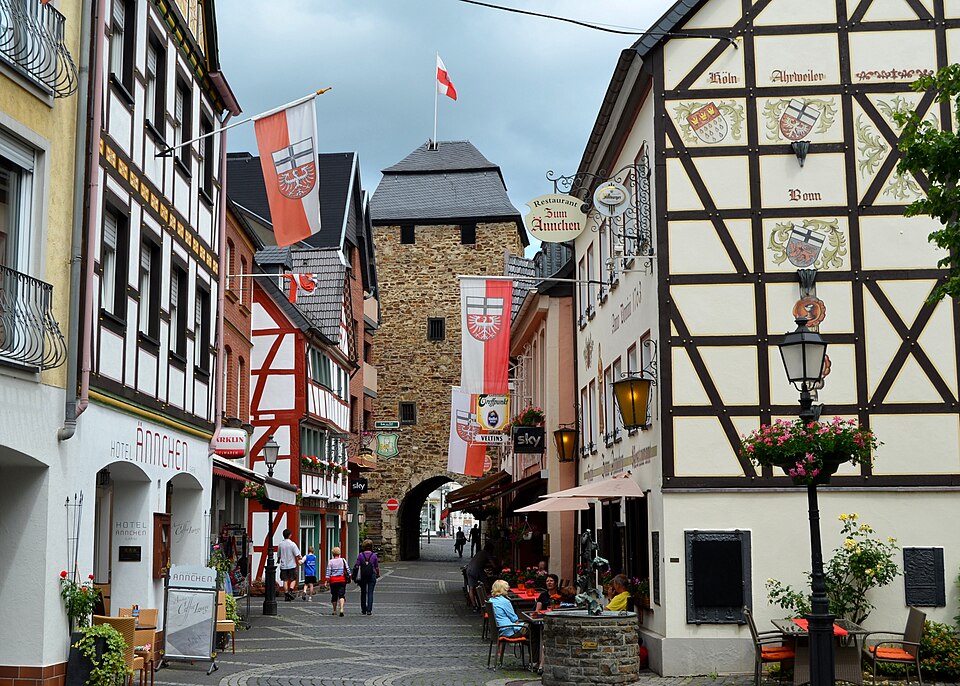 Bad Neuenahr-Ahrweiler: Ahrweiler, Niederhutstraße, Niederpoarte en fakwerkhûzen