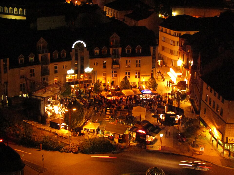 Idar-Oberstein Schleiferplatz bei Nacht (fcm)