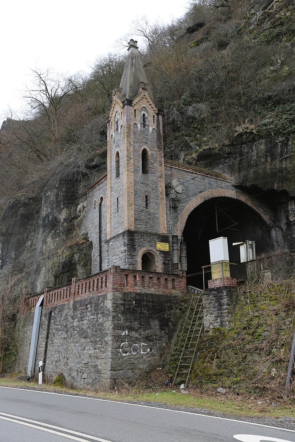 Oberwesel: Nordportal des Kammerecktunnels Detail (1857–59). Linksrheinische Eisenbahntrasse Köln- Koblenz-Bingen