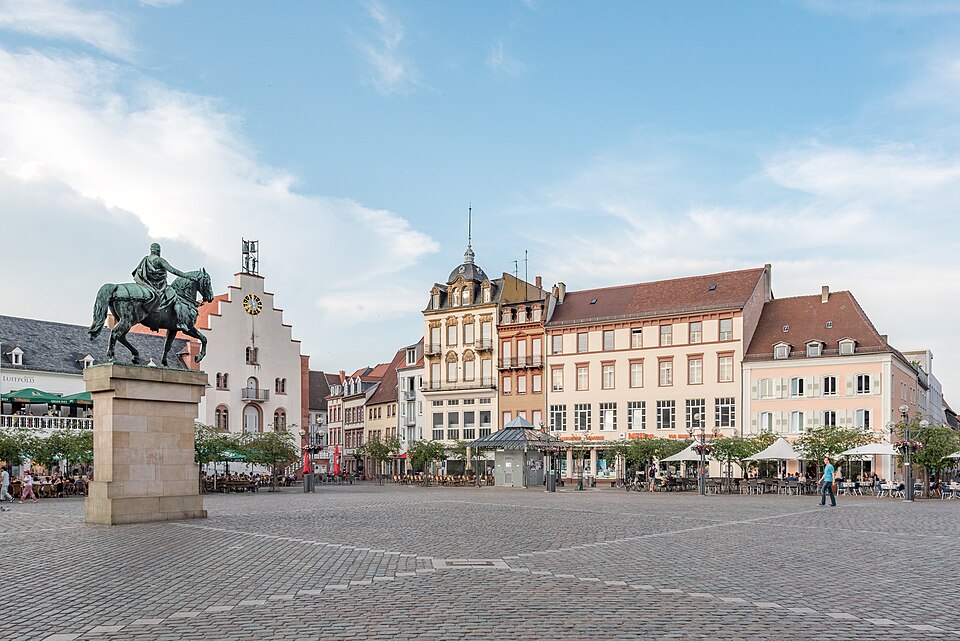 Landau in der Pfalz, Rathausplatz, Ostseite