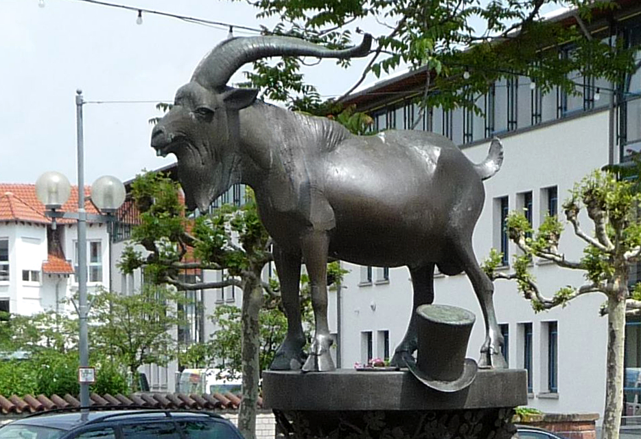 Deidesheim: Geißbock-Brunnen von Gernot Rumpf - panoramio (bearb Sp)