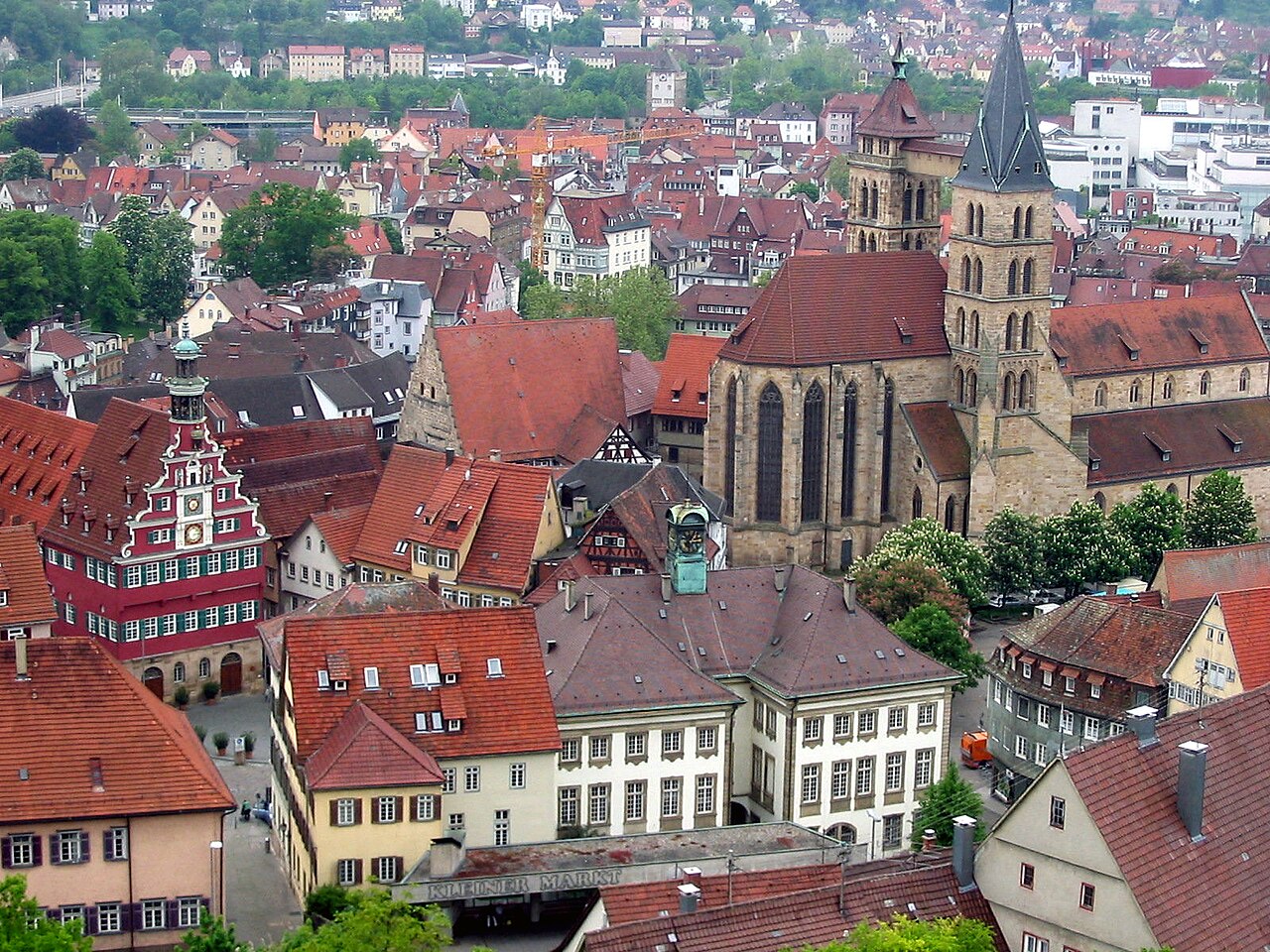 Esslingen am Neckar: Blick auf den Altstadtkern mit altem und neuen Rathaus und Stadtkirche