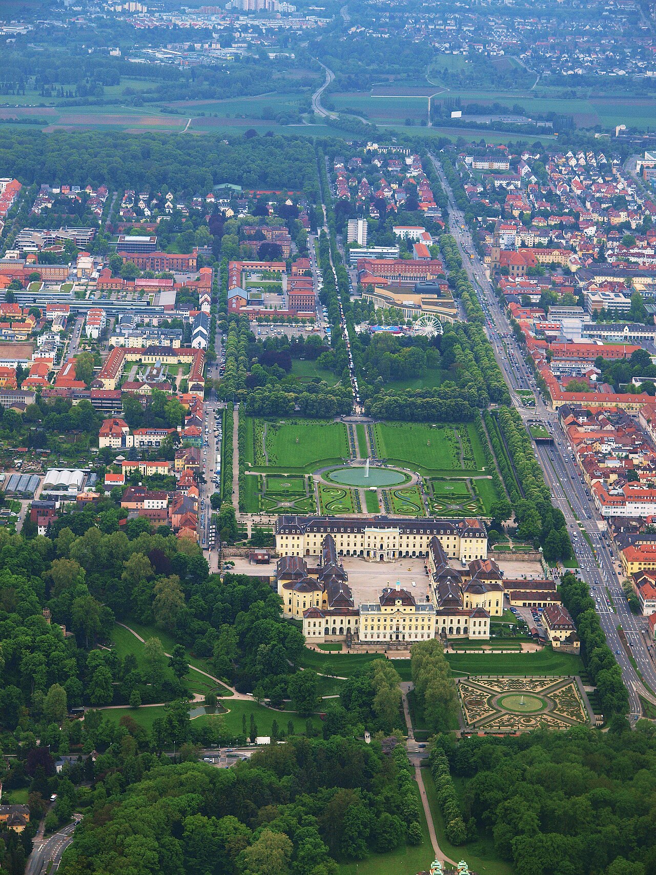 Ludwigsburg: Luftaufnahme des Blühenden Barocks mit dem Residenzschloss in Ludwigsburg aus dem Jahr 2010.