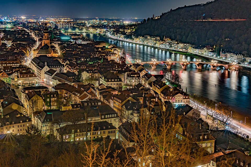 Heidelberg: View from the castle park to the old town with the Heiliggeistkirche and the old bridge over the Neckar to the Philosophenweg, recognizable by the traces of a vehicle