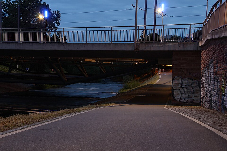 Freiburg im Breisgau: Dreisamradweg unter der Kronenbrücke