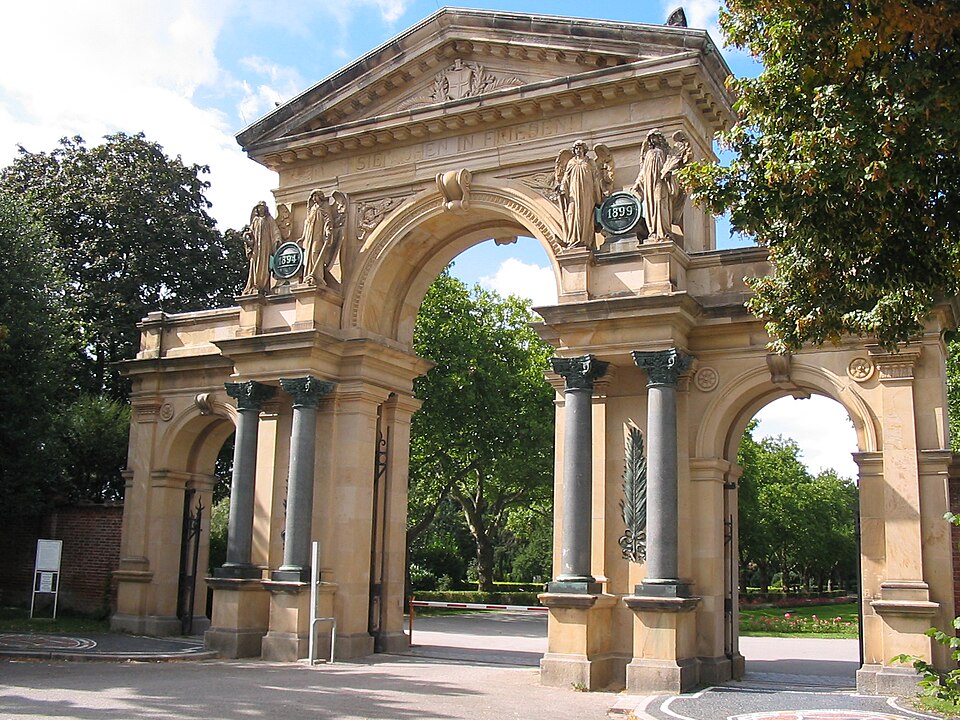 Freiburg im Breisgau: Freiburg Eingangstor Hauptfriedhof