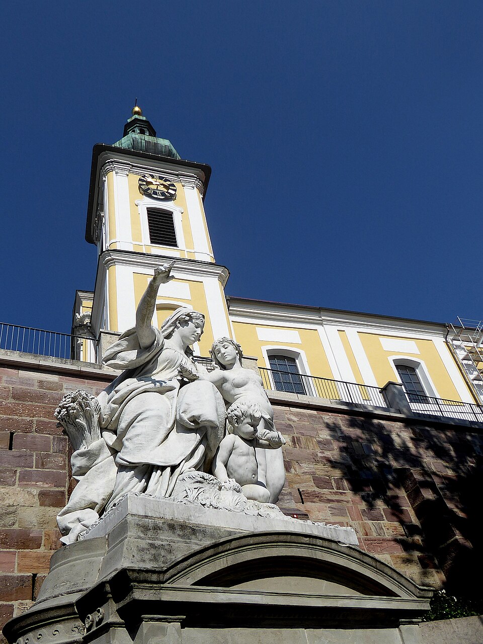 Donaueschingen: St. Johann Kirche mit der Skulptur „Mutter Baar“