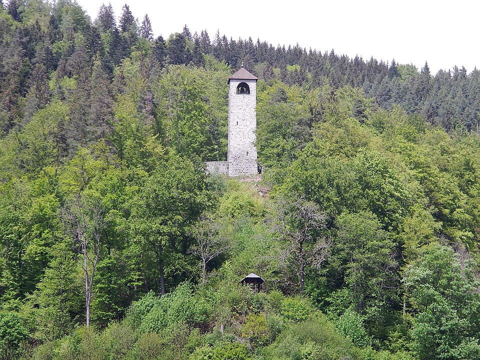 Triberg im Schwarzwald: Kriegerdenkmal und Aussichtsturm ... eine Gedenkstätte am Panoramaweg,