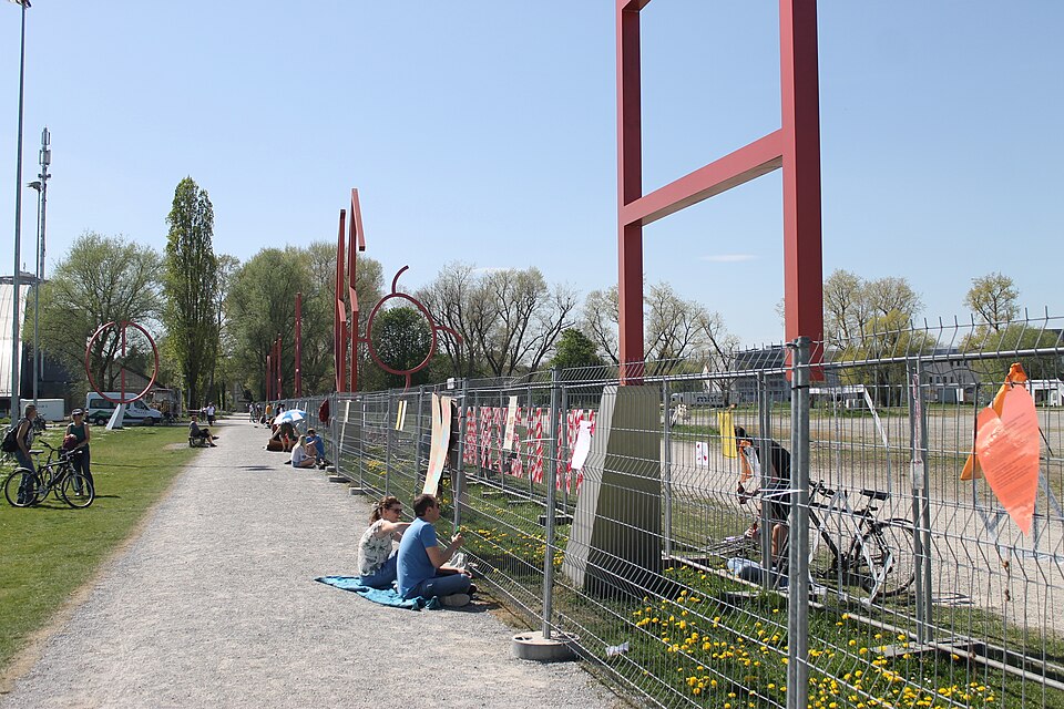 Konstanz: Abgesicherte Kunstgrenze. Der Zaun wurde zuerst von der Deutschen Bundespolizei errichtet