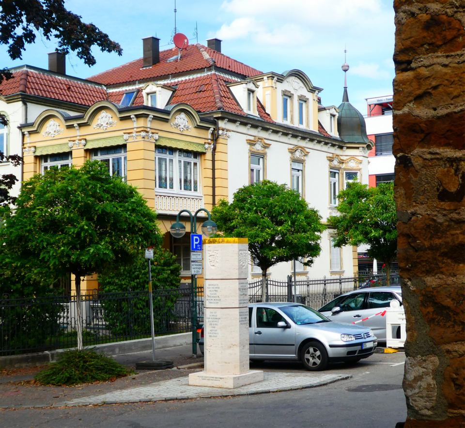 Reutlingen-Stauferstele