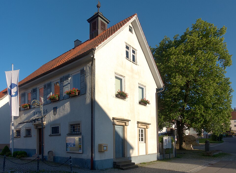 Bad Urach: 20220529 Rathaus Wittlingen mit Linde (END)-RX