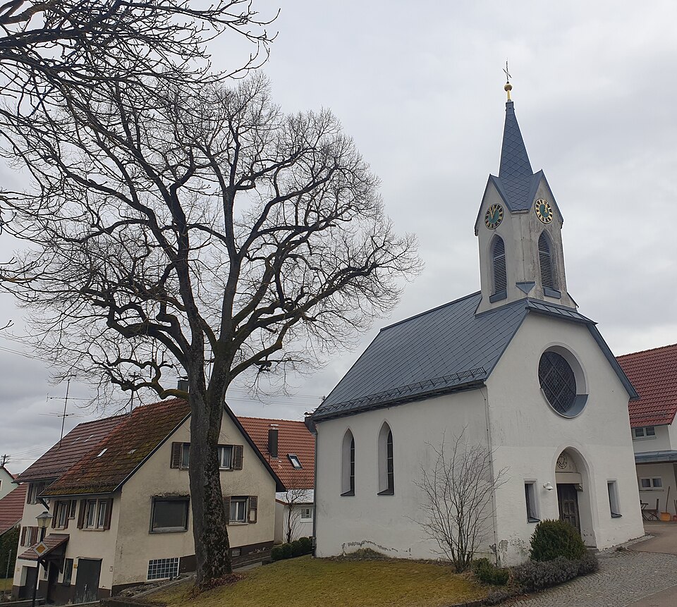 Bad Urach: Sirchingen Kirche und Linde