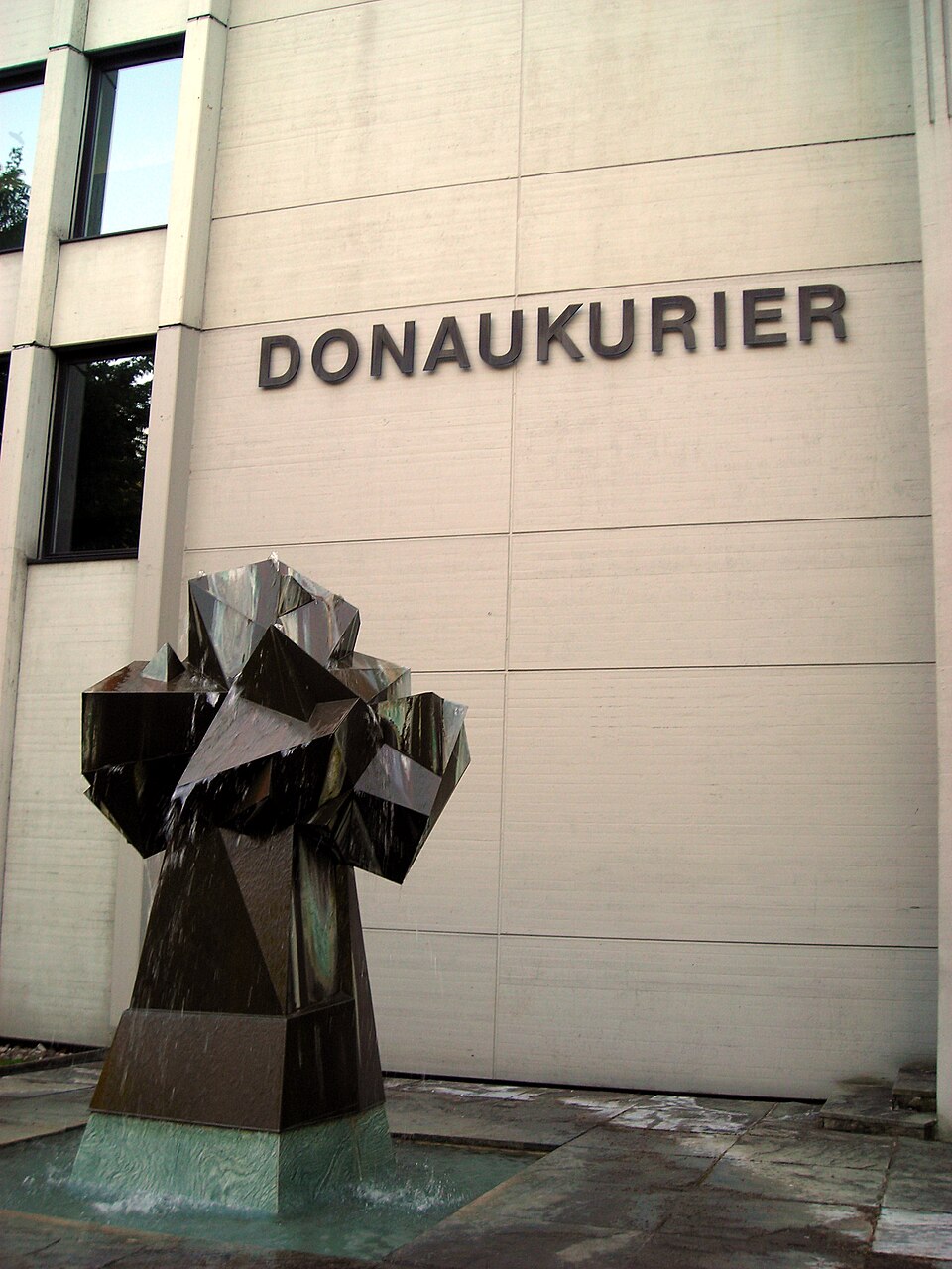 Ingolstadt: Donaukurier-Gebäudeansicht mit Brunnen