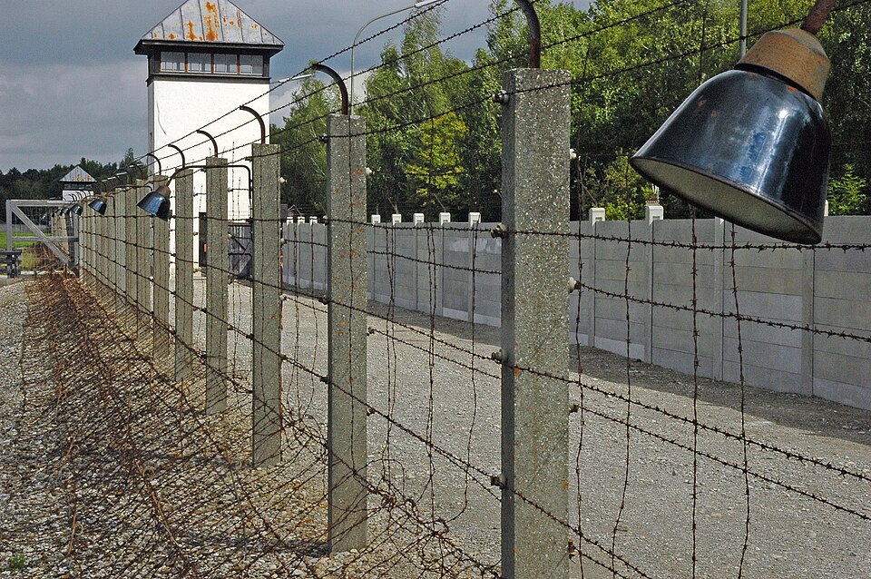 KZ Gedenkstätte Dachau - Zaun+Lampen