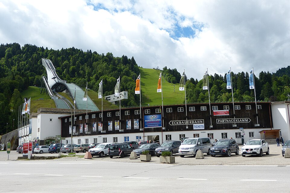 Garmisch-Partenkirchen: 170607-Partenkirchen-Olympia-Skistadion-außen